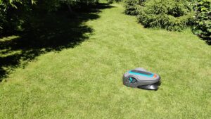 Gardena Sileno Life 1250 robotic lawnmower in action