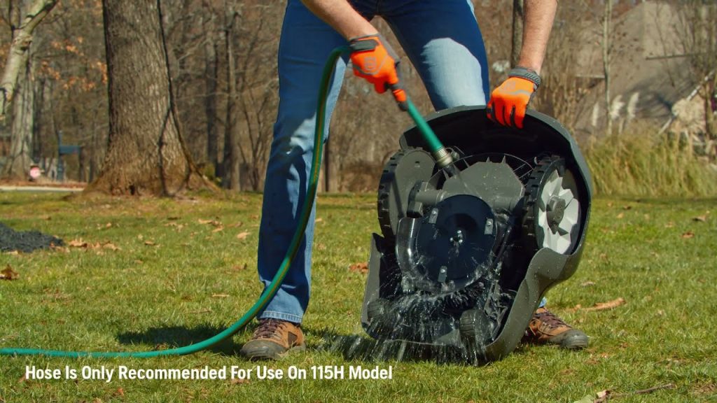 Cleaning and Maintaining Automower® 115H | Husqvarna