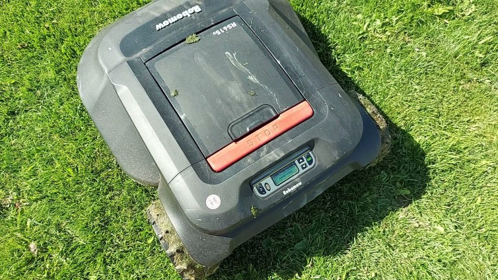 Robomow RS615U: Noise after cutting a shovel