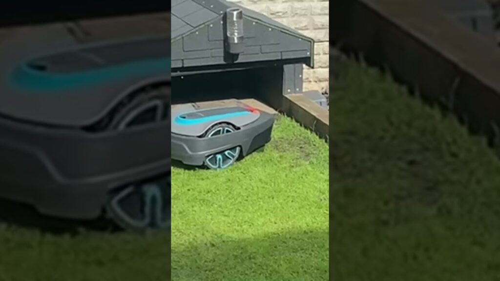 GARDENA SILENO CITY - Robot Lawn Mower Going Back To Base Station