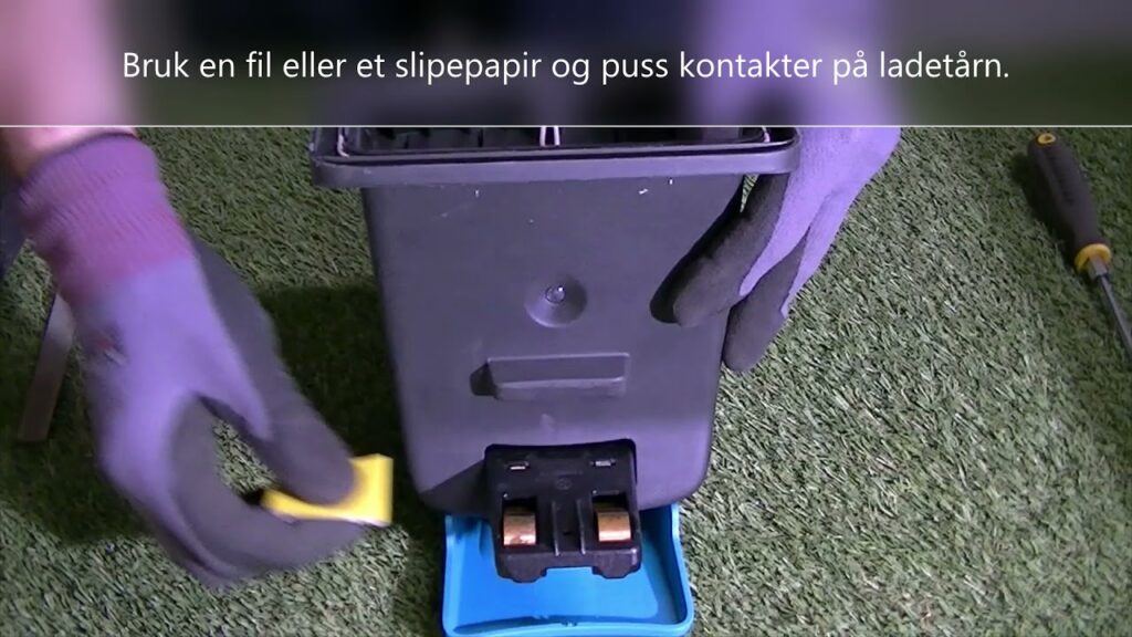 Rengjøring av ladekontakter på GARDENA robotgressklipper