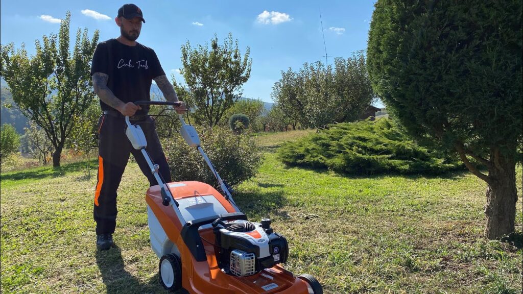 Working for the last time this season with Stihl Rm 448 tx petrol lawn mower.