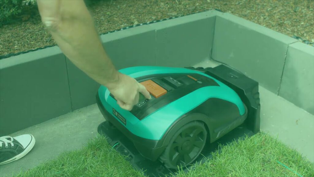 Bosch Indego M 700/S+500/XS 300 Robot Lawn Mower - How to set up the robot - Manufacturer's video