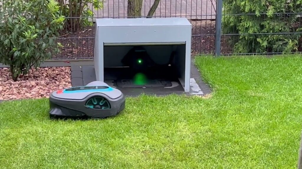 Mähroboter Gardena Sileno Life 750 (Smart) parkt ein