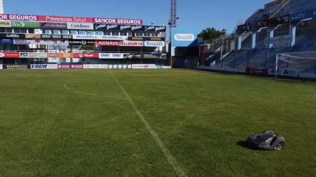 Robot cortacésped en canchas de fútbol profesional. Desempeño y Testimonio sobre Automower Husqvarna