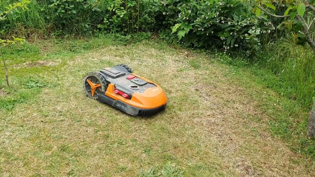 Worx landroid L1000 avec roues crantées en action