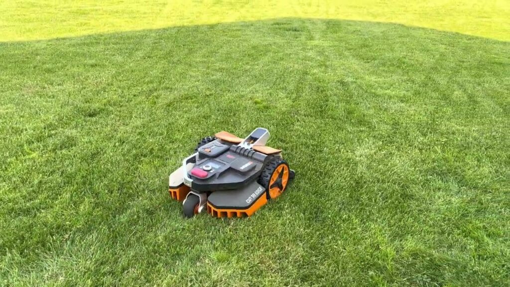 Worx Landroid Vision WR213E L1300 on duty - watch the mower doing it's job!