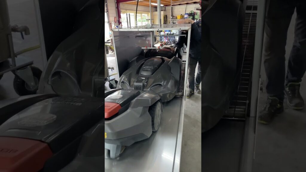 Cleaning robomowers fast!#mower #lawnmower #robotmower #roboticlawnmower #robomow #imow #automower