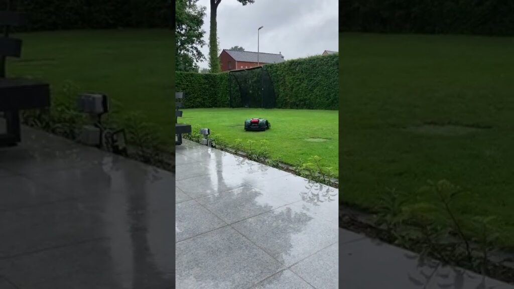 Rk Robomow rijdt in de regen