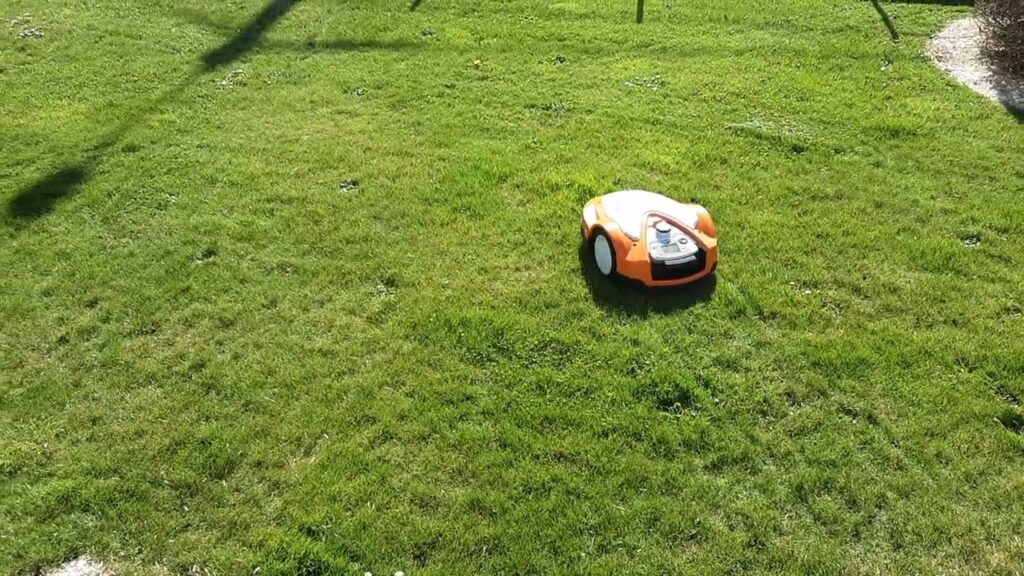 ROBOT TONDEUSE STIHL RMI 632 Premiere tonte apres 5 mois hivernage.