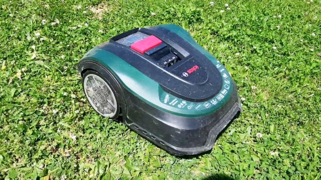 Bosch Indego M+700 Rasenmähroboter - Robotic Lawn mover in action