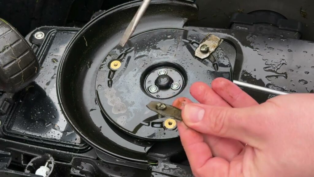 How to replace your robot lawn mower blades - Gardena SILENO City / Life Klingenwechsel DIY