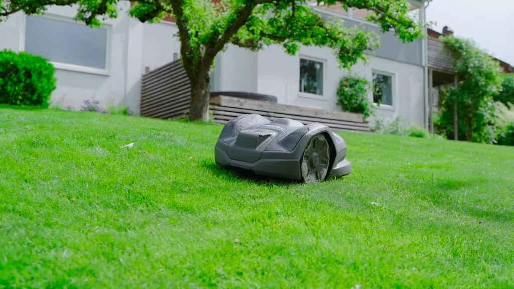 Husqvarna Automower® 310E NERA robotgräsklippare - kundomdöme med Björn