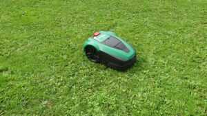 Lawn Expert W2 500 Wi-Fi robotic lawnmower doing circles