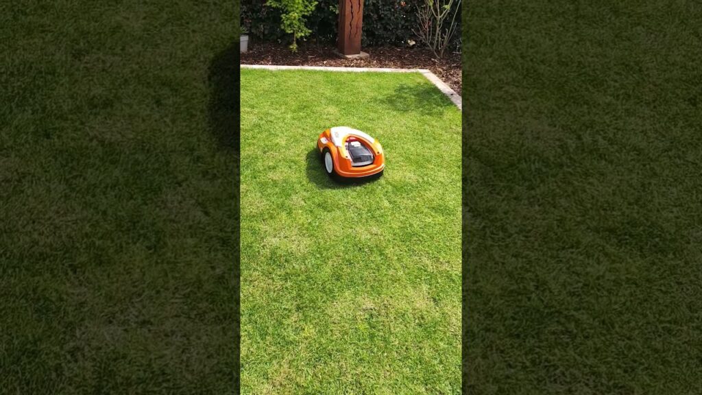 Stihl RMI422 starts mowing #robotmower #stihl