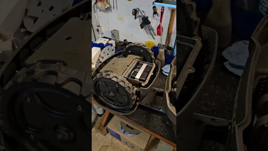 Aufrüstung und Tuning Husqvarna Automower 435x AWD - stärkere Batterie und Soft-Gummi Räder