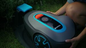 How to install your GARDENA SILENO Minimo - Part 5: Connecting the charging station