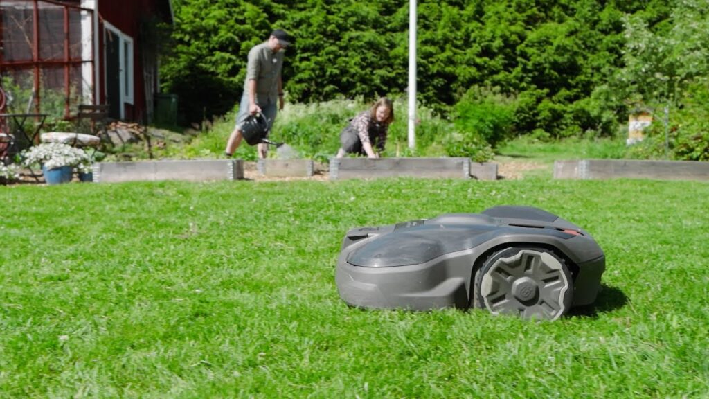 Husqvarna Automower® 320 NERA robotgräsklippare - kundomdöme med Lisa & Tony