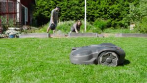 Husqvarna Automower® 320 NERA robotgräsklippare - kundomdöme med Lisa & Tony
