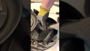 Hur man byter batteri på Gardena robotgräsklippare