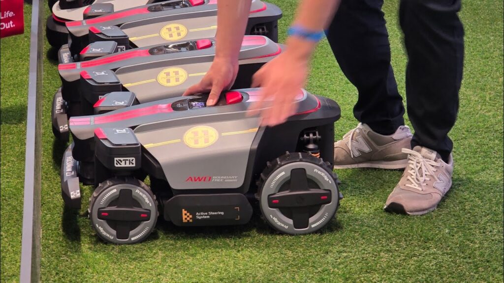 Roborock RoboMow Z1 prezentat la IFA 2025, robot inteligent pentru peluze mari și terenuri dificile